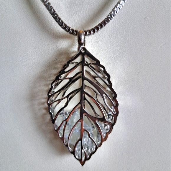 Leaf Pendant W/ Long Chain - Picture 3 of 3